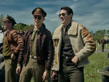 Austin Butler y Callum Turner en Los amos del aire Austin Butler y Callum Turner en Los amos del aire