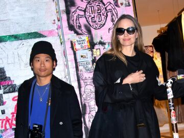 Angelina Jolie con sus hijo Pax en su atelier de moda en Nueva York