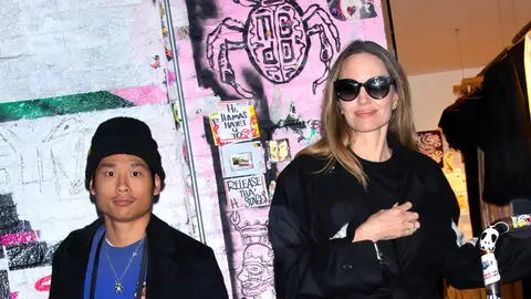 Angelina Jolie con sus hijo Pax en su atelier de moda en Nueva York Angelina Jolie con sus hijo Pax en su atelier de moda en Nueva York
