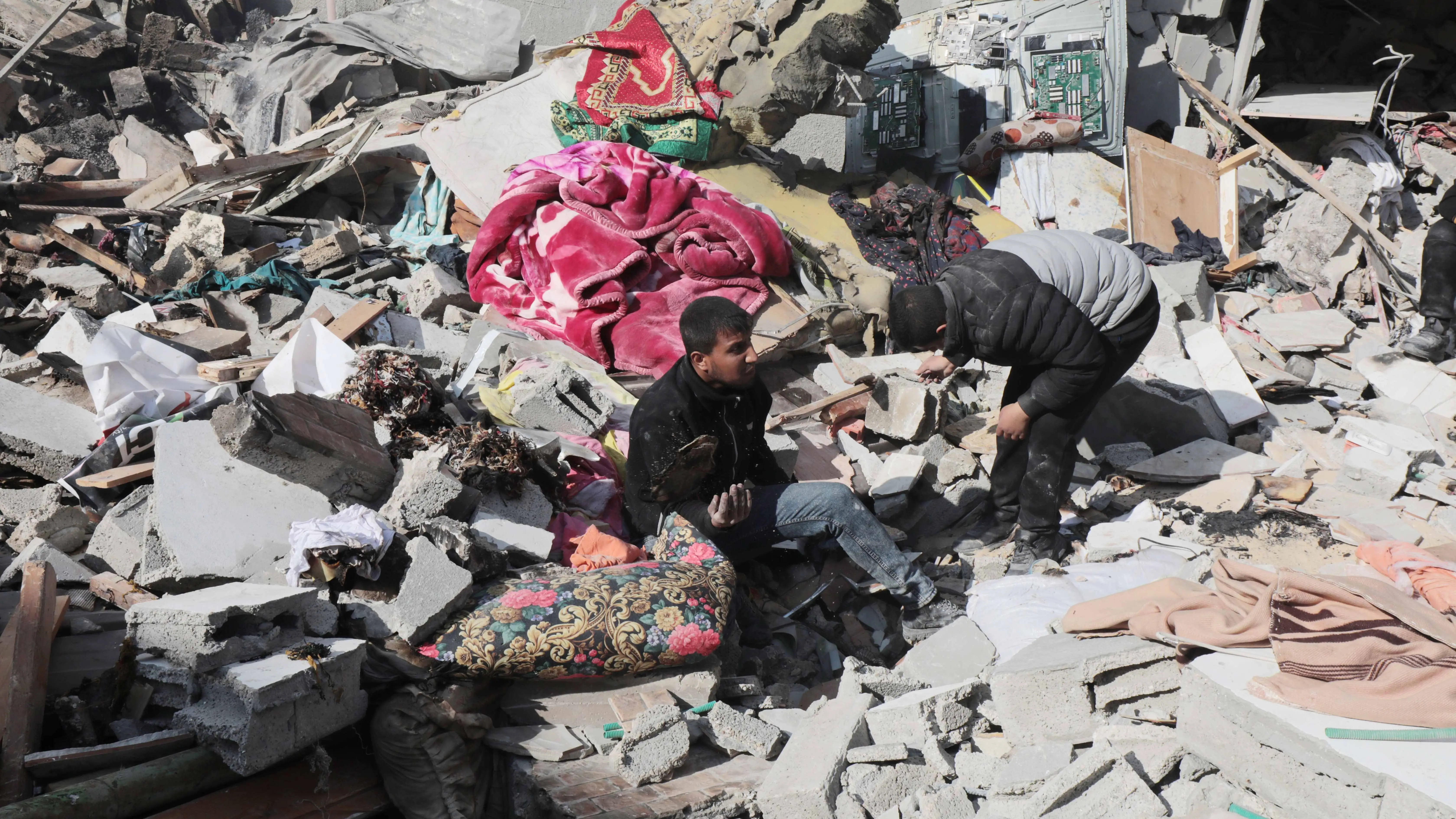 Palestinos inspeccionan edificio derrumbado por los ataques israel&iacute;es en Franja de Gaza