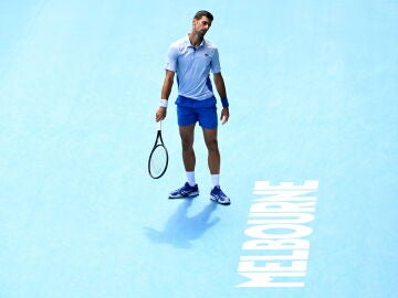 Novak Djokovic se lamenta durante su partido ante Jannik Sinner en el Open de Australia