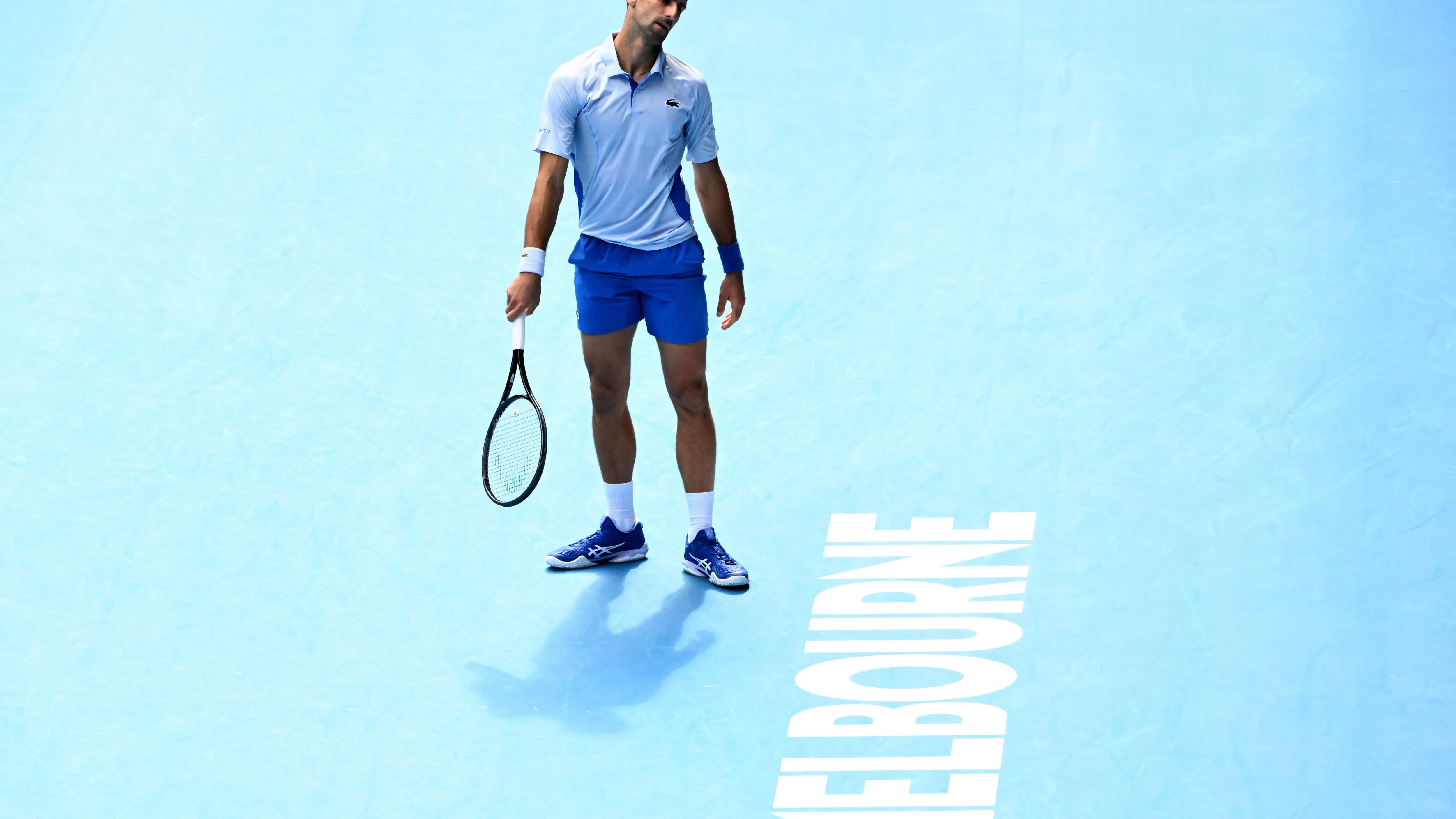 Novak Djokovic se lamenta durante su partido ante Jannik Sinner en el Open de Australia