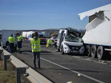 Imagen del accidente de este jueves en la autovía A-4 a la altura de Santa Cruz de Mudela (Ciudad Real) Imagen del accidente de este jueves en la autovía A-4 a la altura de Santa Cruz de Mudela (Ciudad Real)