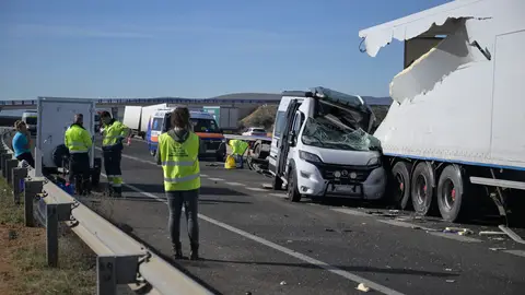 Imagen del accidente de este jueves en la autovía A-4 a la altura de Santa Cruz de Mudela (Ciudad Real) Imagen del accidente de este jueves en la autovía A-4 a la altura de Santa Cruz de Mudela (Ciudad Real)