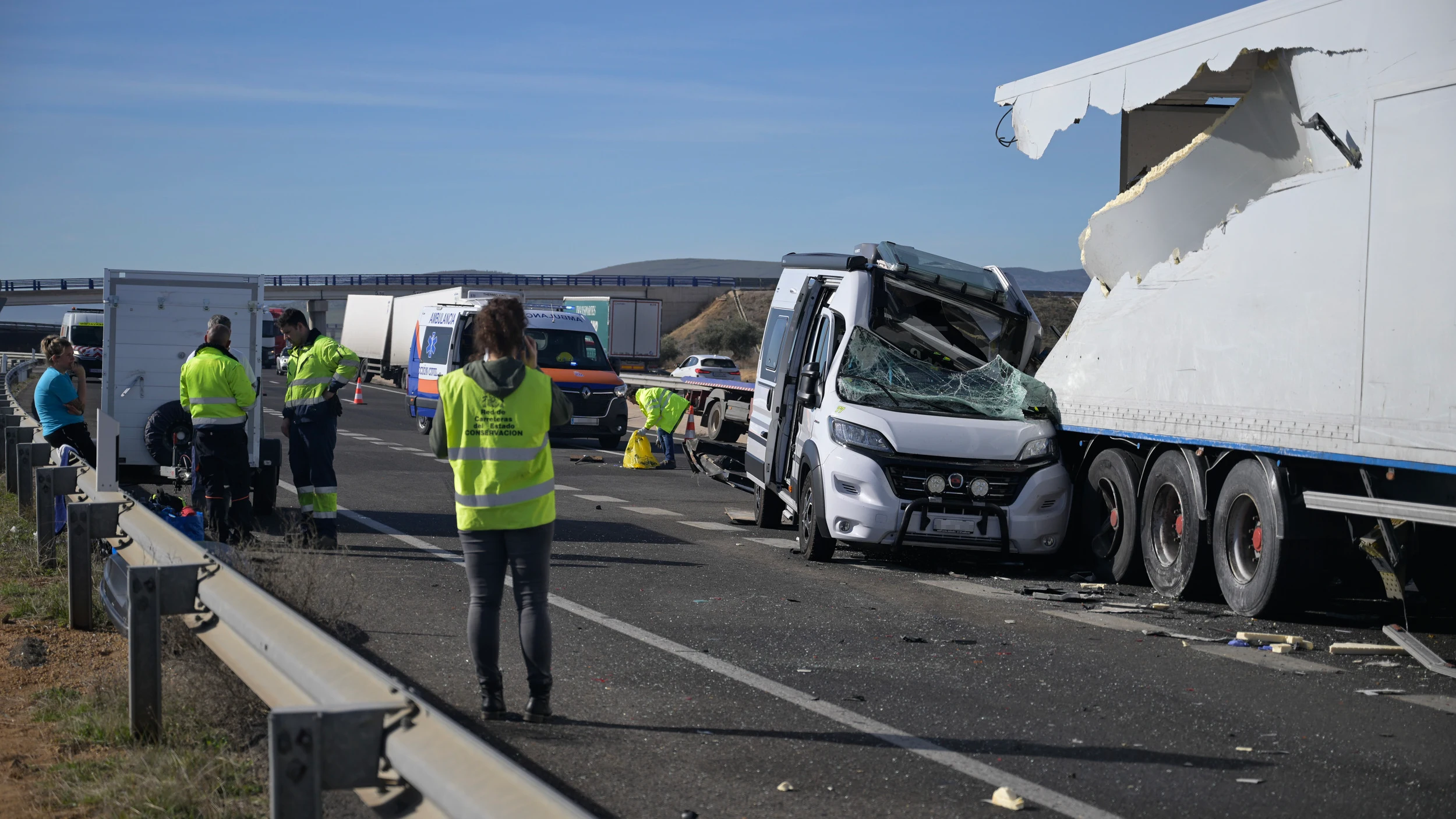 Imagen del accidente de este jueves en la autovía A-4 a la altura de Santa Cruz de Mudela (Ciudad Real) Imagen del accidente de este jueves en la autovía A-4 a la altura de Santa Cruz de Mudela (Ciudad Real)