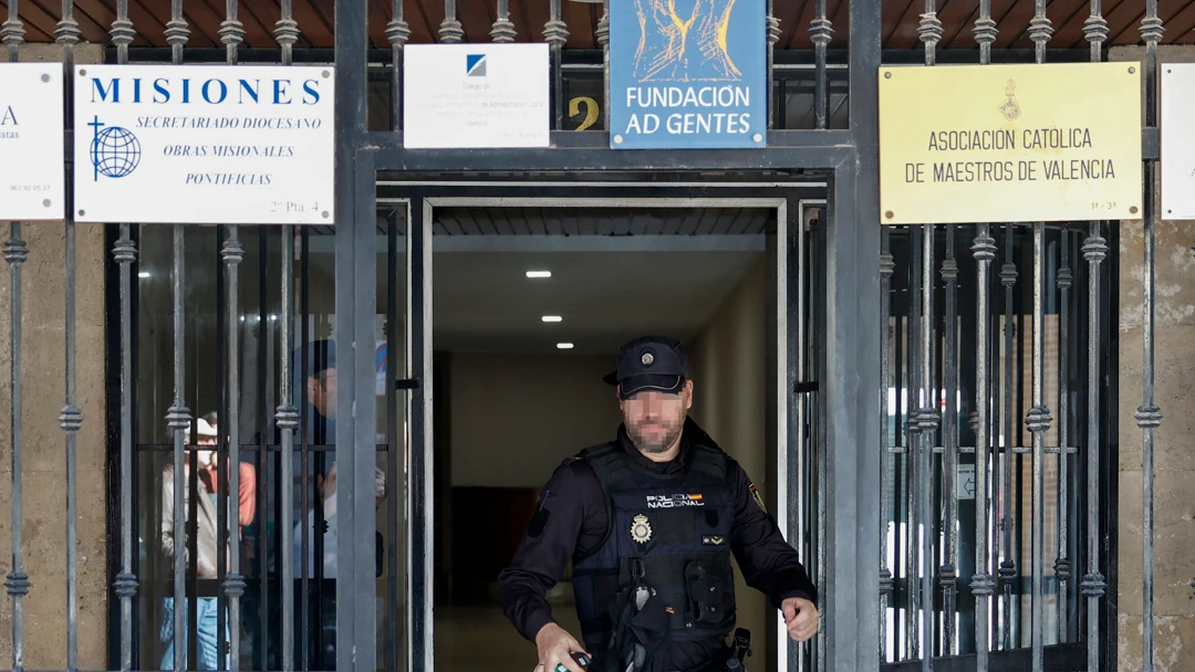 Un agente de la Policía Nacional en Valencia Un agente de la Policía Nacional en Valencia