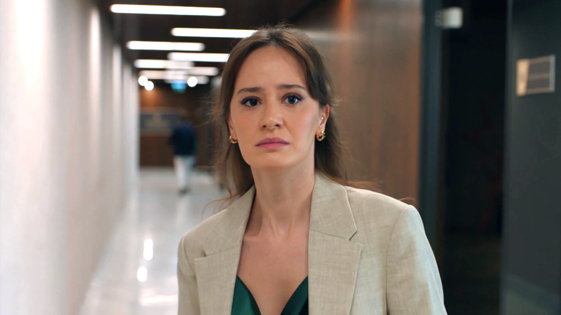 Nil queda en libertad y pierde los papeles al descubrir que Yekta la ha despedido de su bufete Nil queda en libertad y pierde los papeles al descubrir que Yekta la ha despedido de su bufete