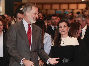 Los reyes Felipe y Letizia entre la multitud Los reyes Felipe y Letizia entre la multitud