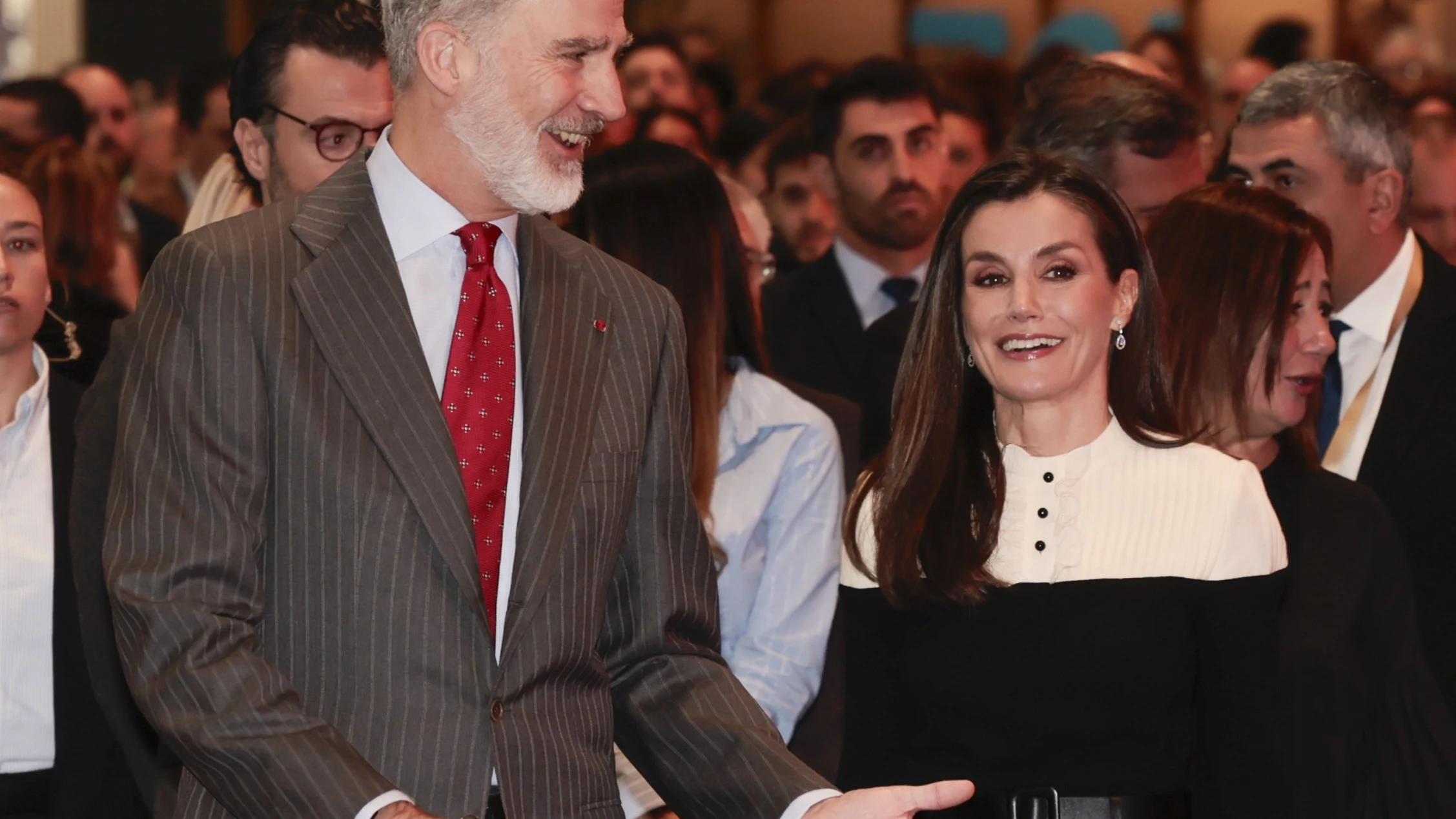 Los reyes Felipe y Letizia entre la multitud