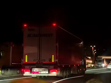 Francia permite circular a los camioneros españoles Francia permite circular a los camioneros españoles