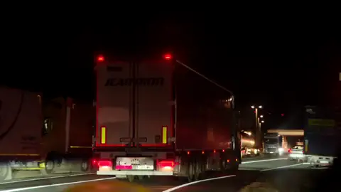 Francia permite circular a los camioneros españoles Francia permite circular a los camioneros españoles