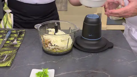 Tritura los ingredientes hasta obtener una pasta Tritura los ingredientes hasta obtener una pasta