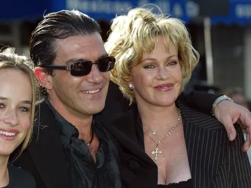 Antonio Banderas y Melanie Griffith con su hija Dakota Johnson en la premiere de Shrek 2 en mayo de 2004 en Los Angeles Antonio Banderas y Melanie Griffith con su hija Dakota Johnson en la premiere de Shrek 2 en mayo de 2004 en Los Angeles