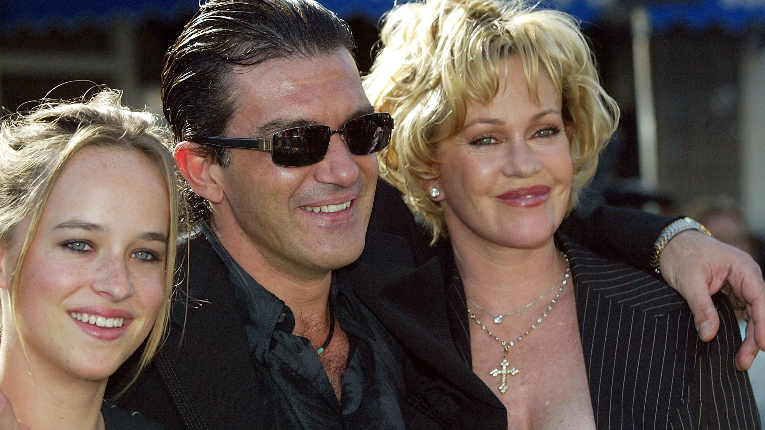Antonio Banderas y Melanie Griffith con su hija Dakota Johnson en la premiere de Shrek 2 en mayo de 2004 en Los Angeles Antonio Banderas y Melanie Griffith con su hija Dakota Johnson en la premiere de Shrek 2 en mayo de 2004 en Los Angeles