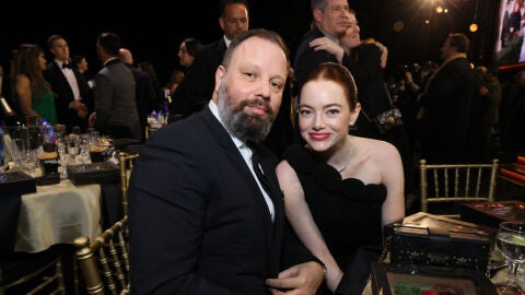Yorgos Lanthimos junto a Emma Stone en los Critics Choice Awards