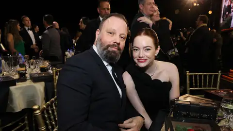Yorgos Lanthimos junto a Emma Stone en los Critics Choice Awards Yorgos Lanthimos junto a Emma Stone en los Critics Choice Awards
