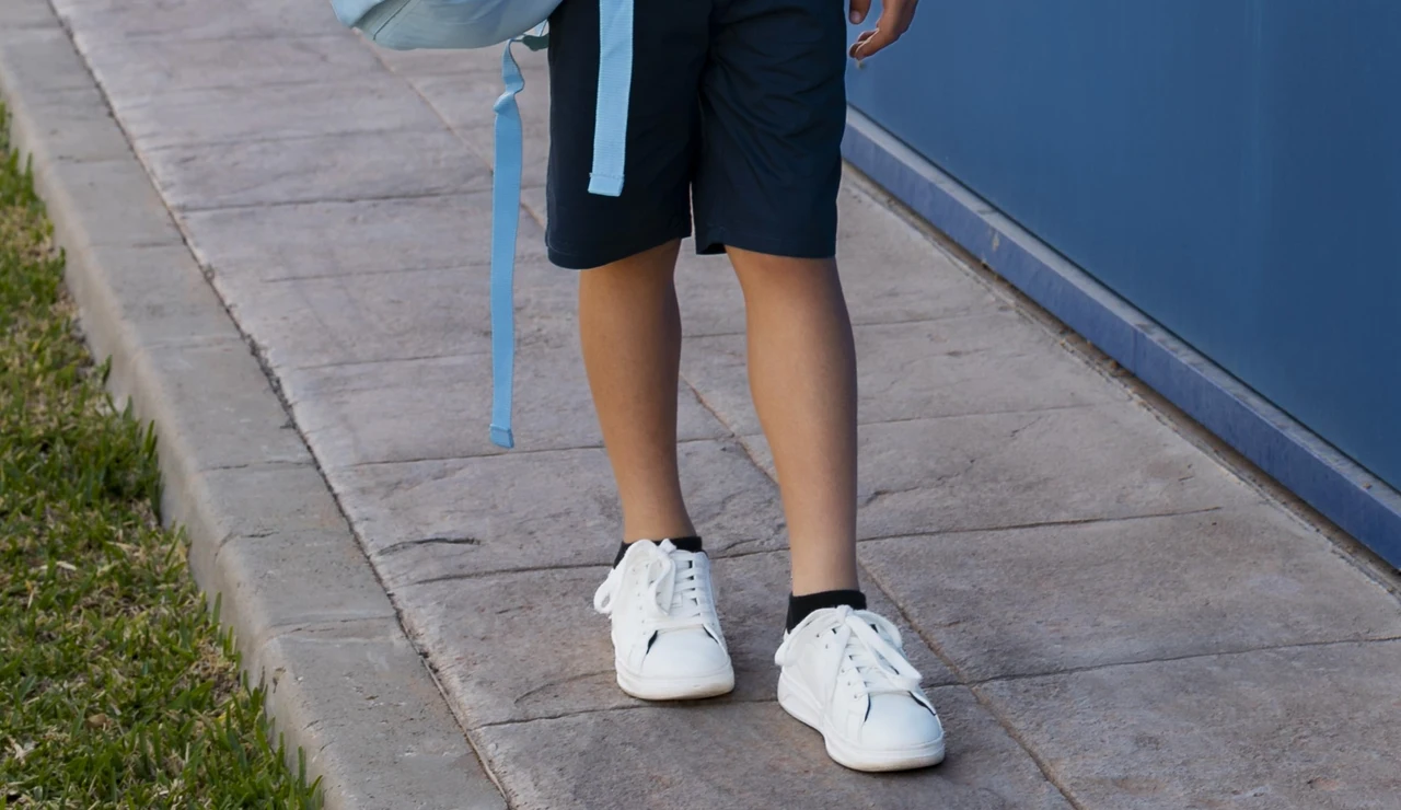 Un niño con uniforme de colegio