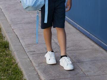 Un niño con uniforme de colegio
