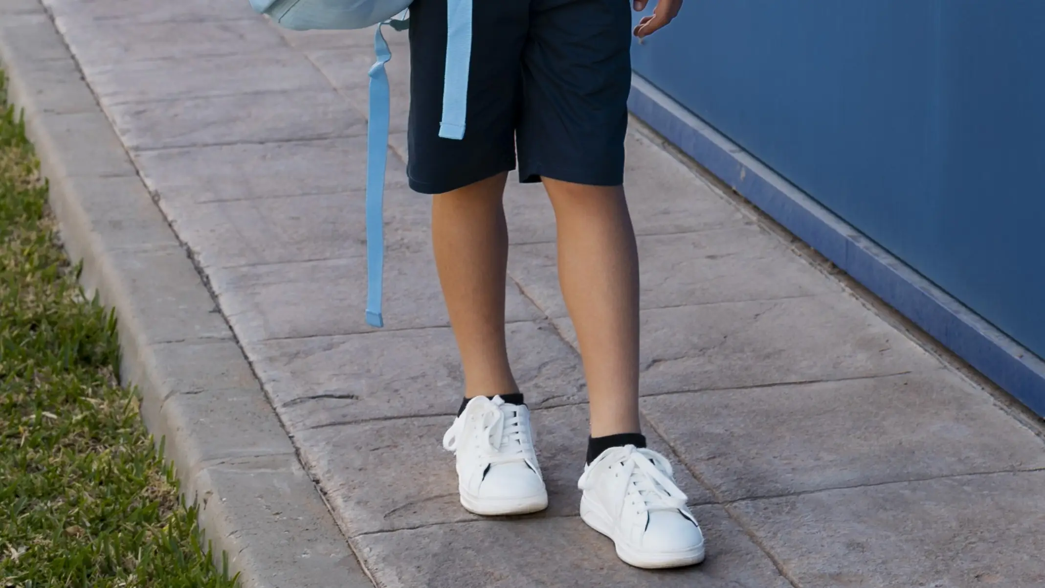 Un niño con uniforme de colegio Un niño con uniforme de colegio