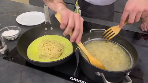 Introduce la pasta escurrida Introduce la pasta escurrida