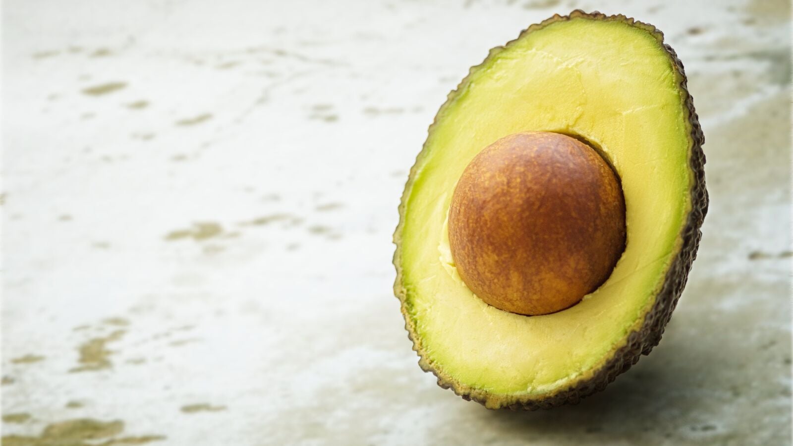 Los sorprendentes trucos de jardinería para aprovechar el hueso del aguacate