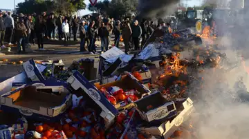 Agricultores franceses queman frutas españolas