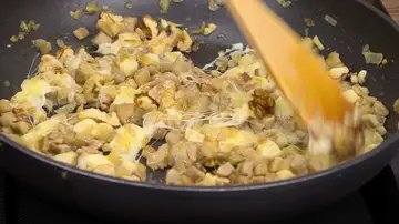 Agrega el queso cortado en dados y las nueces picadas