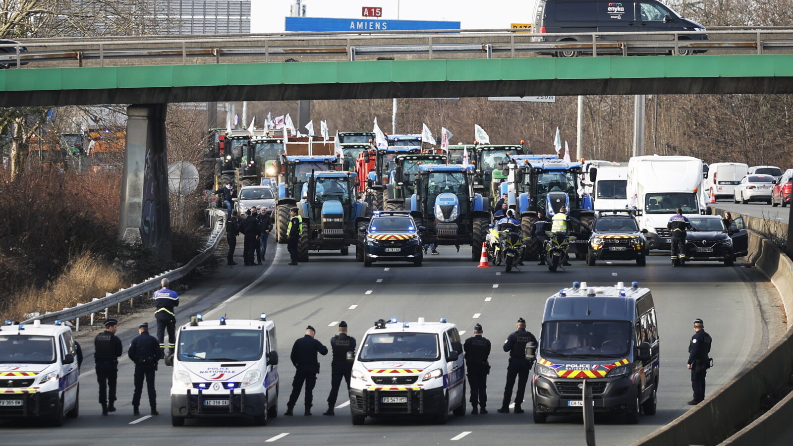 Los agricultores franceses elevan la presión contra el gobierno de Macron