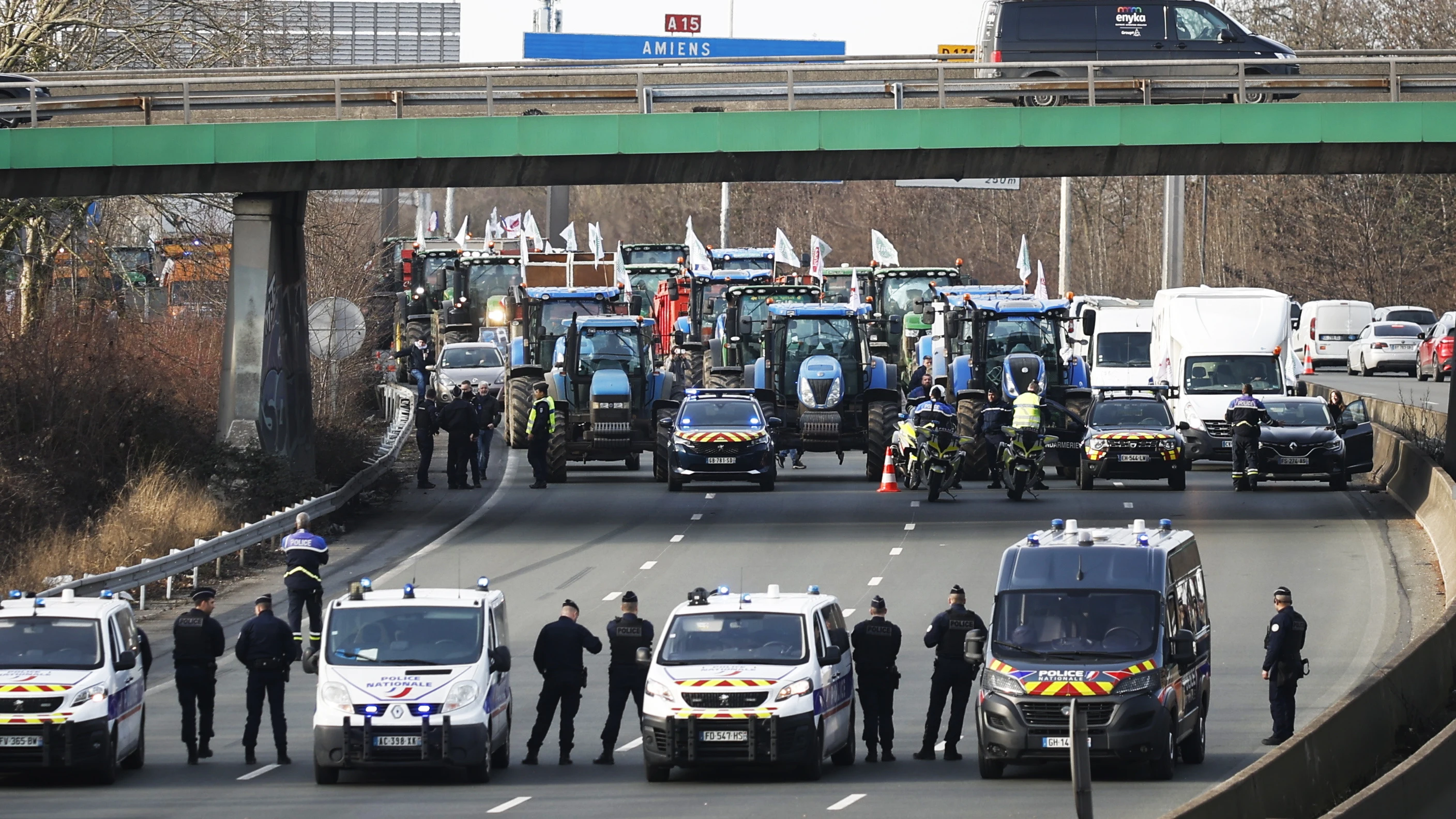 Agentes de policía vigilan decenas de tractores que participan en una manifestación en la autopista A15 cerca de Argenteuil, al norte de París, Francia Agentes de policía vigilan decenas de tractores que participan en una manifestación en la autopista A15 cerca de Argenteuil, al norte de París, Francia