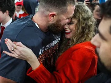 Taylor Swift y Travis Kelce en el campo Taylor Swift y Travis Kelce en el campo