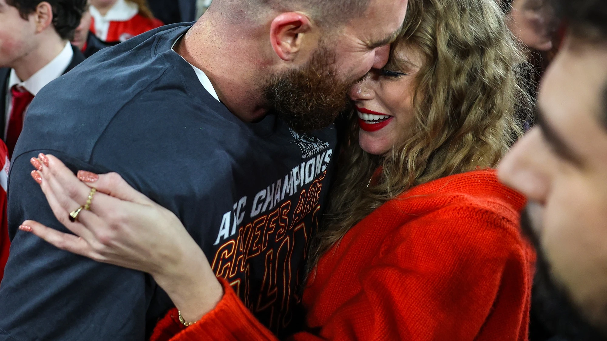 Taylor Swift y Travis Kelce en el campo Taylor Swift y Travis Kelce en el campo