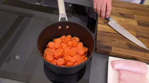 Añade el curry, cúbrelas con agua y cuécelas Añade el curry, cúbrelas con agua y cuécelas