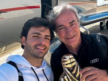 Carlos Sainz, junto a su padre en el Dakar
