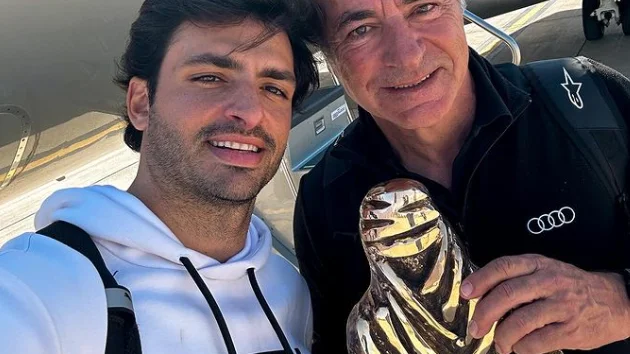 Carlos Sainz, junto a su padre en el Dakar