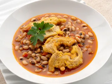 Alubias carillas con oreja frita Alubias carillas con oreja frita