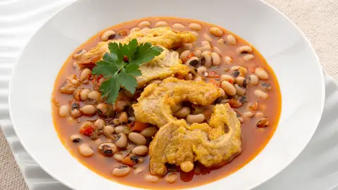 Alubias carillas con oreja frita Alubias carillas con oreja frita