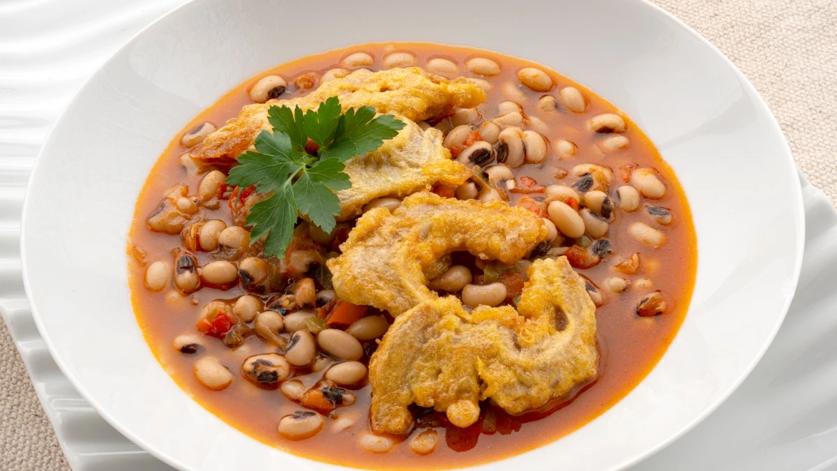 Alubias carillas con oreja frita Alubias carillas con oreja frita