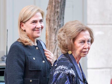 La infanta Cristina, junto a su madre la reina Sofía