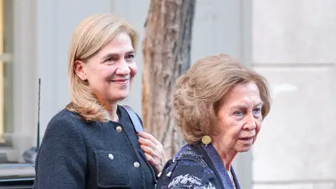 La infanta Cristina, junto a su madre la reina Sofía