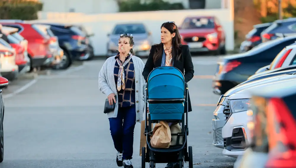 Gabriela Guillén paseando con su madre y su hijo