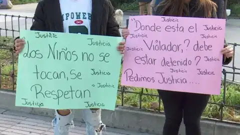 Pancartas a las puertas del colegio de Aluche Pancartas a las puertas del colegio de Aluche