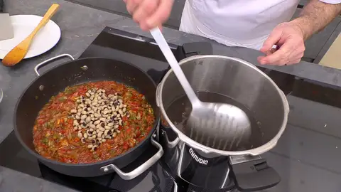 Mezcla bien y agrega las alubias carillas escurridas Mezcla bien y agrega las alubias carillas escurridas