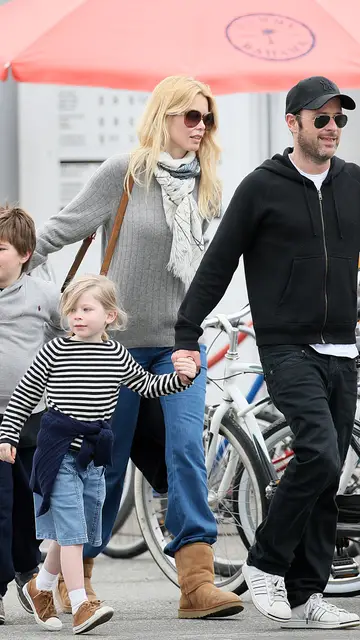 Claudia Schiffer y Matthew Vaughn con sus hijos en Los Ángeles Claudia Schiffer y Matthew Vaughn con sus hijos en Los Ángeles