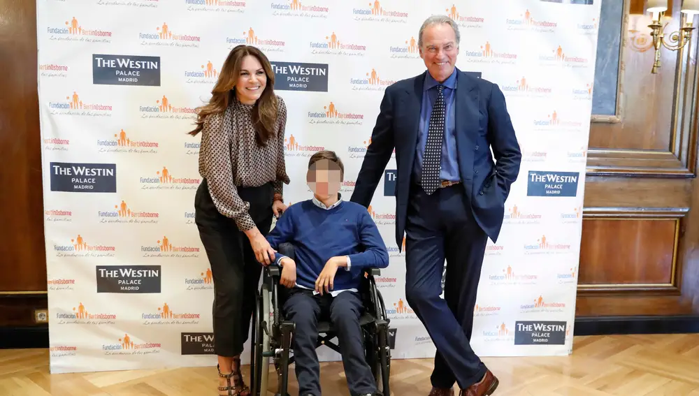 Fabiola Martínez y Bertín Osborne con su hijo Kike en 2019