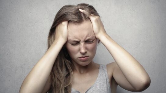 Mujer con dolor de cabeza