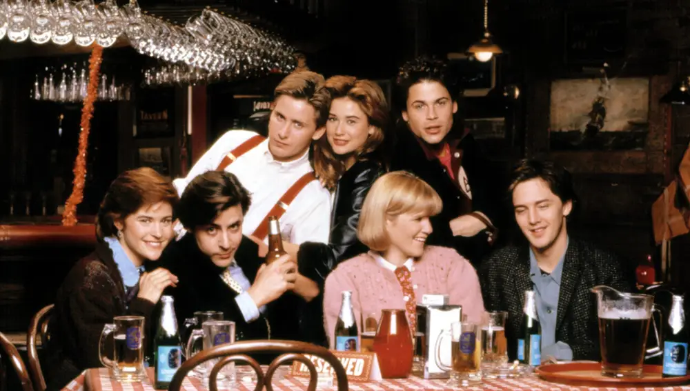 Andrew McCarthy, Rob Lowe, Mare Winningham, Demi Moore, Emilio Estevez, Judd Nelson en la película de 1985 St. Elmo's Fire Andrew McCarthy, Rob Lowe, Mare Winningham, Demi Moore, Emilio Estevez, Judd Nelson en la película de 1985 St. Elmo's Fire