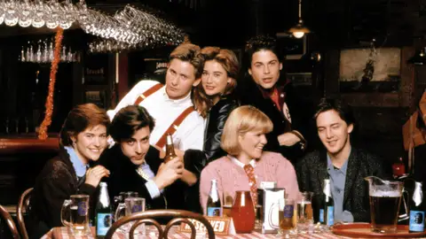 Andrew McCarthy, Rob Lowe, Mare Winningham, Demi Moore, Emilio Estevez, Judd Nelson en la película de 1985 St. Elmo's Fire Andrew McCarthy, Rob Lowe, Mare Winningham, Demi Moore, Emilio Estevez, Judd Nelson en la película de 1985 St. Elmo's Fire