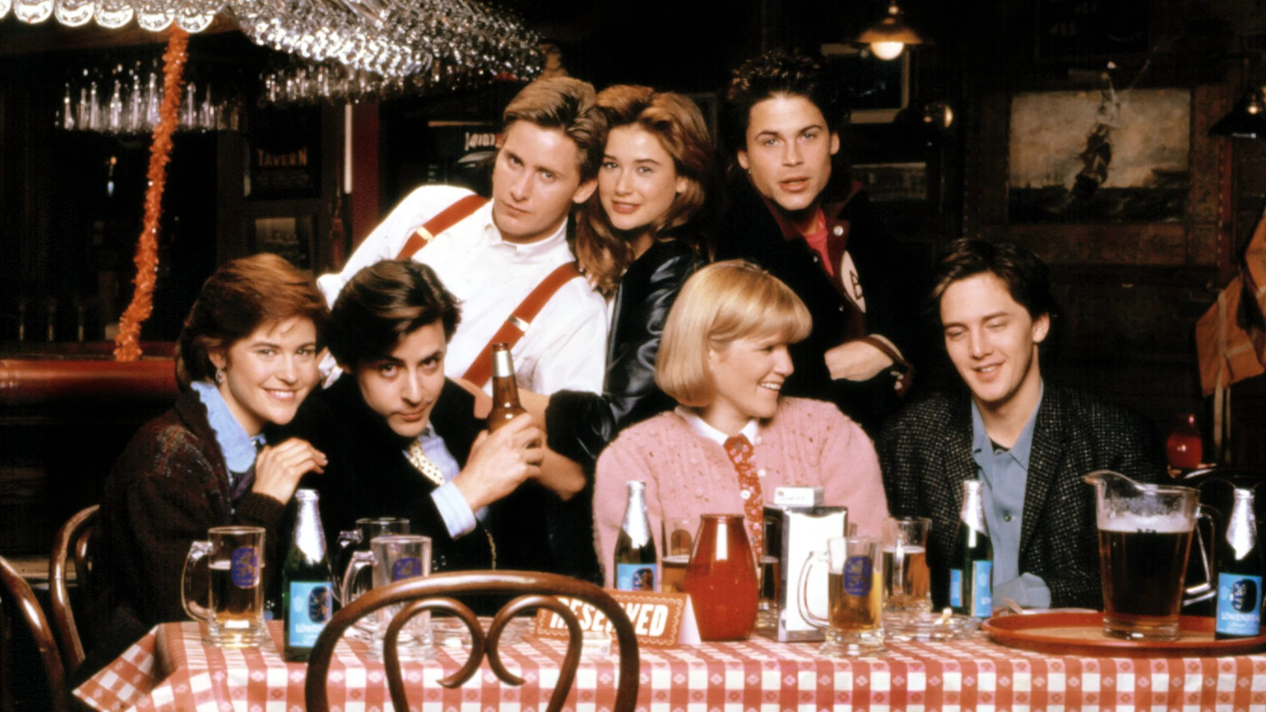 Andrew McCarthy, Rob Lowe, Mare Winningham, Demi Moore, Emilio Estevez, Judd Nelson en la pel&iacute;cula de 1985 St. Elmo's Fire