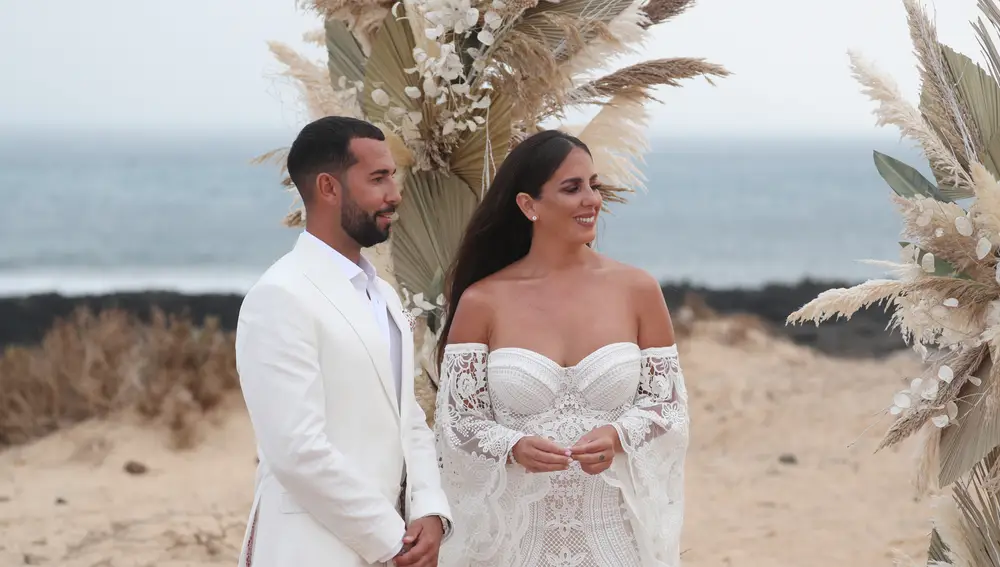 Omar Sánchez y Anabel Pantoja el día de su boda en 2021