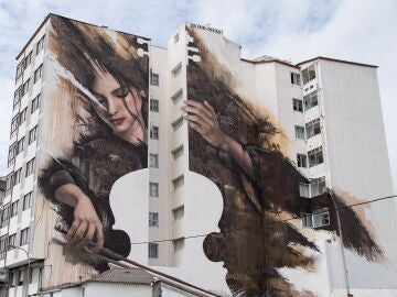 El mural 'La violonchelista de Fene'